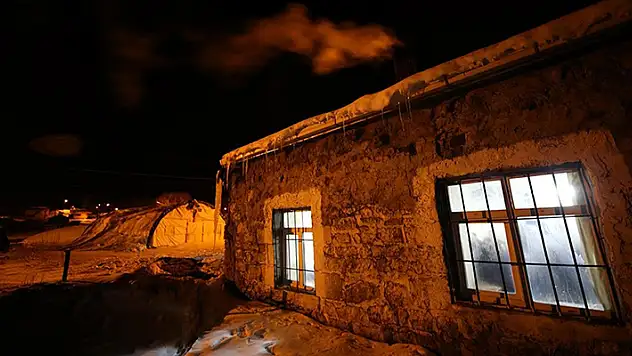 Sıcaklığın gece eksi 33'e düştüğü Ardahan Çıldır'da hayat dondu
