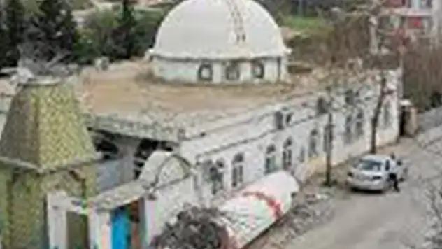 Şiddetli fırtına cami minaresini yıktı