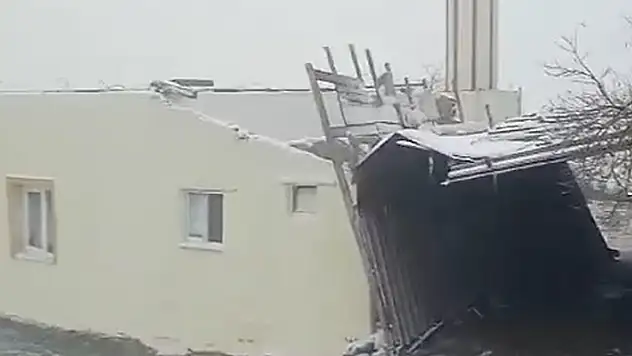 Şiddetli rüzgar caminin çatısını uçurdu

