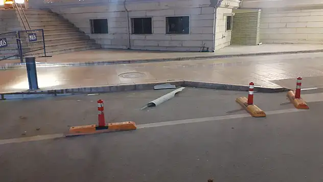 Şiddetli rüzgar caminin kurşunlarını uçurdu
