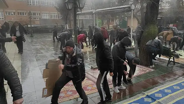 Şiddetli yağmura rağmen safları terk etmediler
