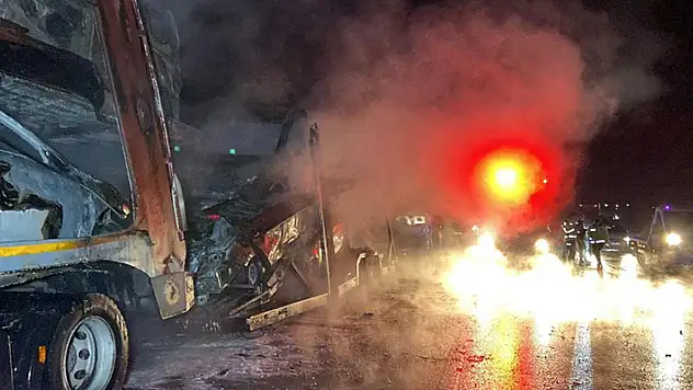 Sıfır araçlar alev alev yandı, sürücü fenalık geçirdi!
