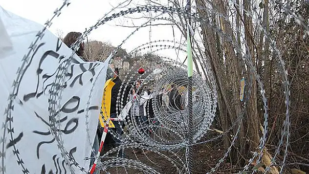 Sığınmacılara 'tel örgü' önlemine protesto