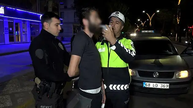 Sigortasız araçta uyuşturucu içerken yakalandı, kelepçe takılmasını istemedi
