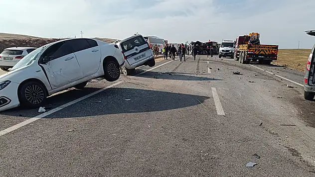 Siirt'te 3 aracın karıştığı kaza tır şoförü öldü, 1'i ağır 2 yaralı

