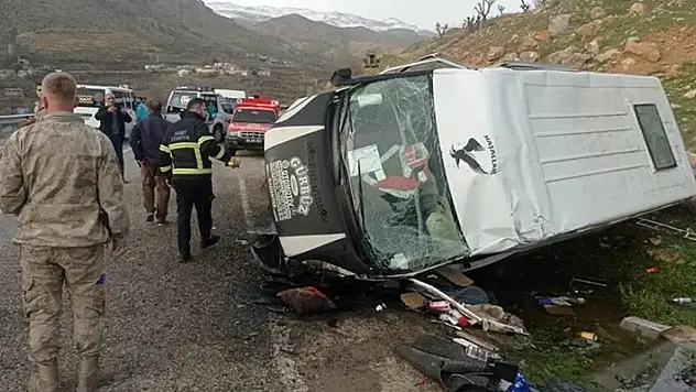 Siirt'te devrilen okul servisindeki 1 öğrenci öldü, 5'i öğrenci 6 kişi yaralandı
