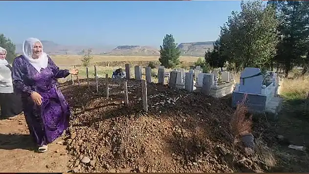 Siirt'te, kazada alev alan otomobilde ölen anne ve 5 çocuğu, yan yana toprağa verildi

