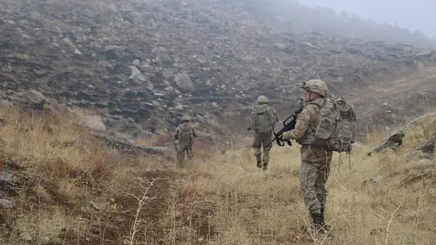 Siirt'te PKK'lı teröristlerden üs bölgesine uzun namlulu silahlarla saldırı: 1 şehit, 1 yaralı
