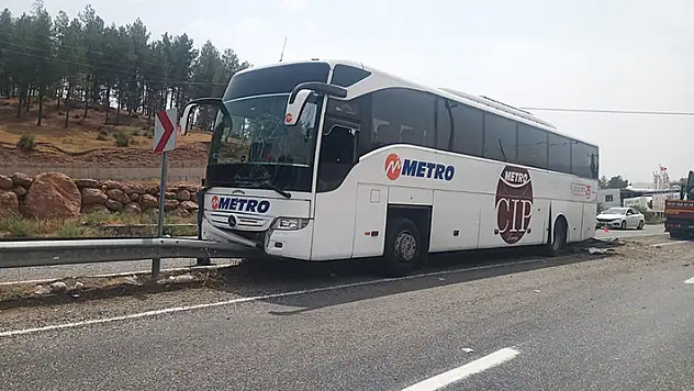 Siirt'te yolcu otobüsü, bariyerlere çarptı
