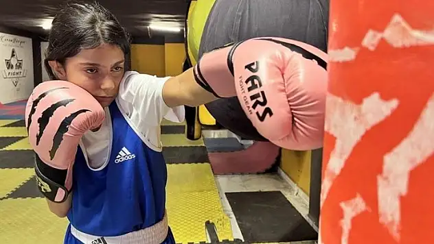 Siirtli 11 yaşındaki Eylül, boksta şampiyon babasının izinden gidiyor