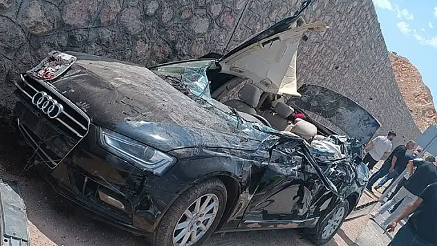 Siirt'te kamyon ile otomobil çarpıştı: 1 ölü, 4 yaralı