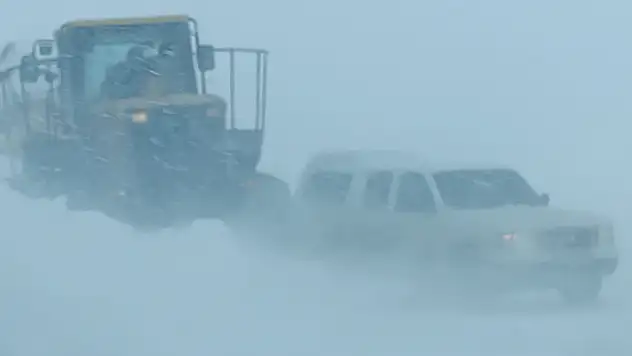 Siirt'te karda mahsur kalan 8 araç kurtarıldı
