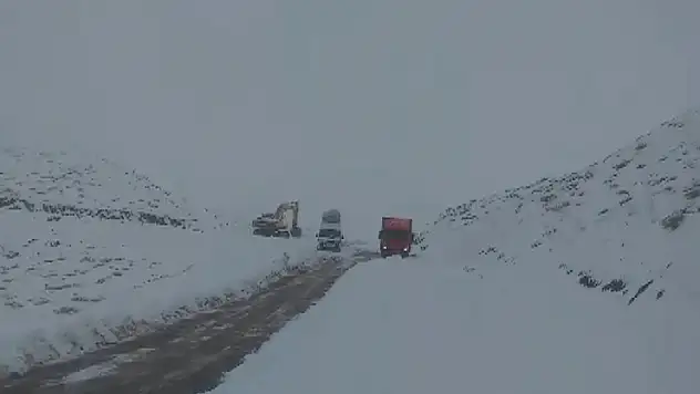 Siirt'te karda mahsur kalan minibüsteki 13 kişi kurtarıldı