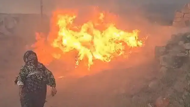 Siirt'te kurtarma ekibi, evinin önündeki yangına müdahale eden kadına yardım etti