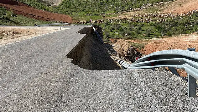 Siirt'te yağış sonrası yol çöktü
