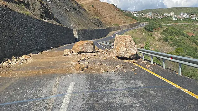 Siirt'te yola düşen kaya parçaları ulaşımı aksattı
