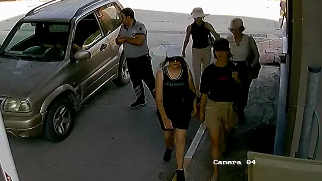 Şık giyimli kadınlar, 3 daireden 950 bin liralık ziynet eşyası çaldı
