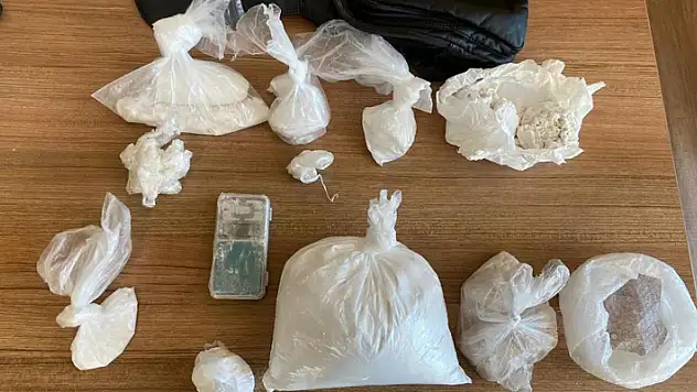 Silah ve uyuşturucu ticaretinin yanı sıra fuhuş da yaptıran suç çetesine Konya, Ankara ve Eskişehir'de operasyon: 17 gözaltı

