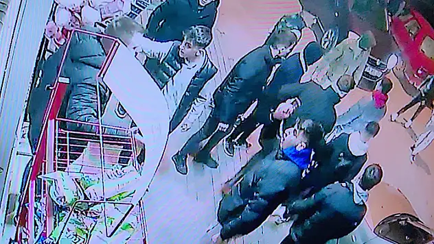 Silahlı gruptan kaçıp markete sığınan 3 kişiyi, iş yeri sahibi kurtardı olay anı kamerada

