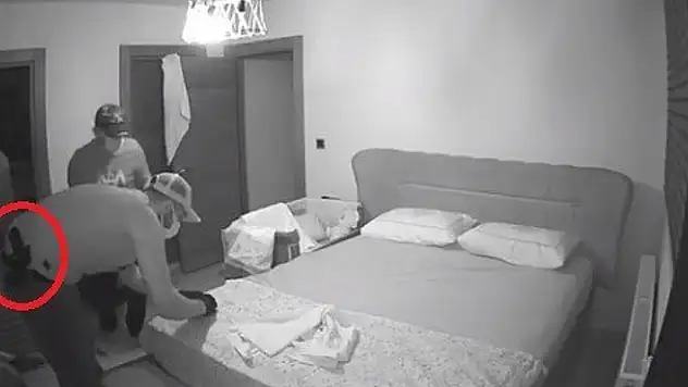 Silahlı hırsızlar bebek kamerasına yakalandı! Dakikalar içinde soyup çıktılar
