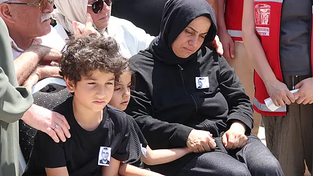 Silahlı saldırıda yaşamını yitiren lise müdür yardımcısı gözyaşlarıyla toprağa verildi
