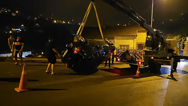 Silahlı saldırıdan kaçarken otomobiliyle evin çatısına devrildi

