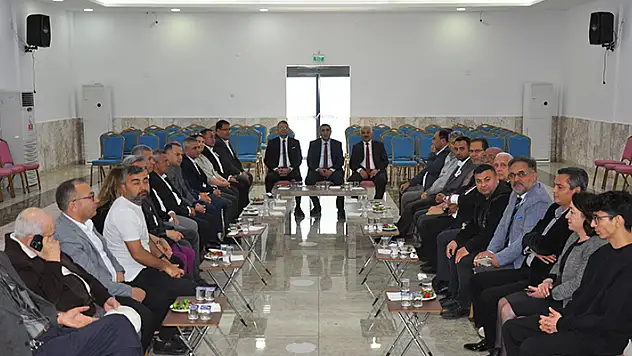 Silifke'de bayramlaşma programında şeker yerine çilek ve erik ikram edildi

