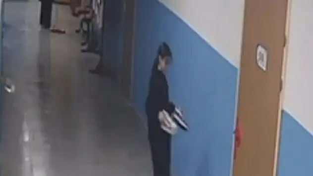 Silinen koridoru kirletmemek için ayakkabılarını çıkarıp sınıfına kadar yürüdü