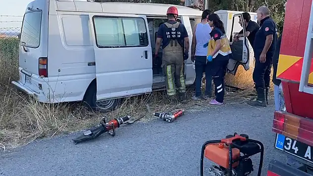 Silivri'de evin önündeki minibüsü kaçıran çocuklar kaza yaptı: 2 yaralı
