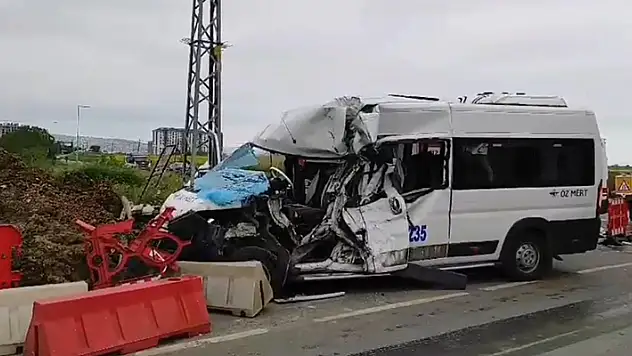 Silivri'de işçileri taşıyan servis minibüsü ile midibüs çarpıştı: 1'ağır 6 yaralı