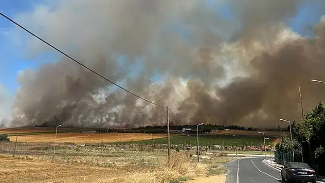 Silivri'de otluk alanda çıkan yangına ekipler müdahale ediyor

