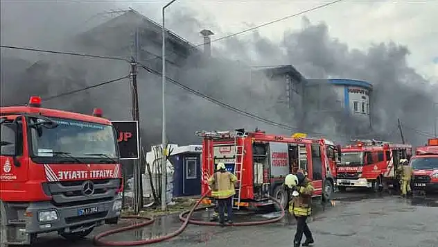 Silivri'de fabrikada çıkan yangına müdahale ediliyor