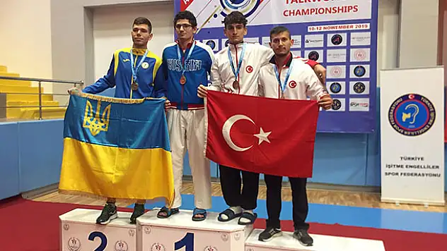 Şimşek'ten bronz madalya