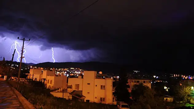 Şimşek ve yıldırımlar geceyi aydınlattı