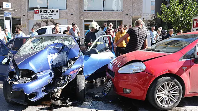 Sınav dönüşü kaza! Sürücü sıkıştı: 1'i bebek 5 çocuk yaralı

