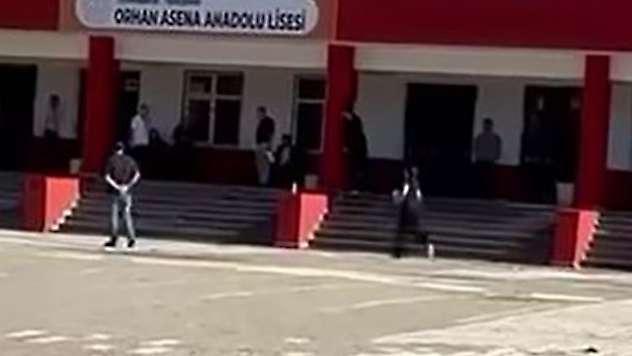 Sınava geç kalmamak için koştu, merdivenin başında baygınlık geçirdi