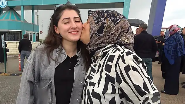 Sınava giren kızından daha heyecanlı olan anne: 'Çok heyecanlıyım düğmelerimi bile yanlış ilikledim'
