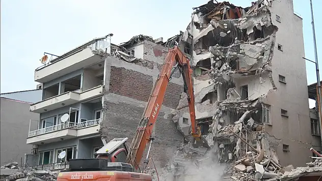 Sındırgı'da ağır hasarlı 18 bina daha yıkıldı