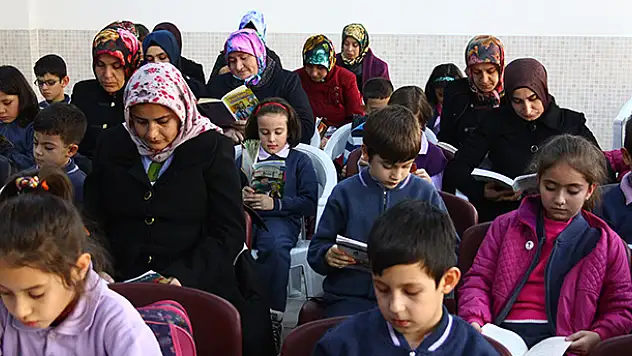 Sınıfta başlayan okuma aşkı mahalleye yayıldı