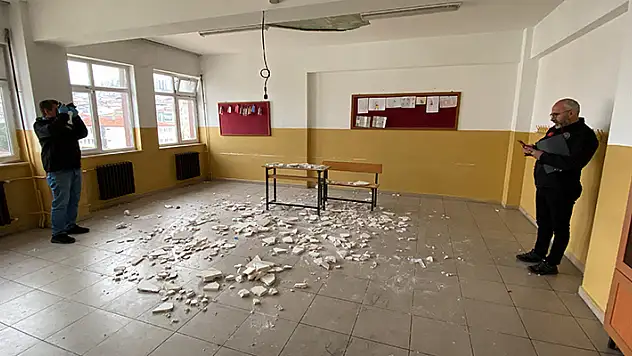 Sınıfta ders sırasında tavanın sıvası düştü: 7 öğrenci yaralı

