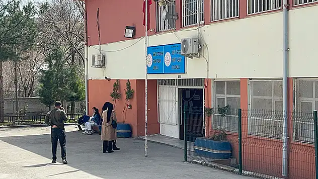 Sınıfta temizlik malzemeleri karıştırılınca gaz açığa çıktı, 16 öğrenci hastanelik oldu
