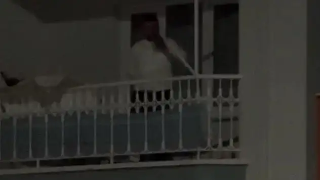 Sinir krizi geçirdi: Polislere tencere ve bıçak fırlattı
