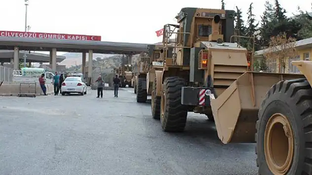 Sınırda askeri hareketlilik! Araçlar sınırı geçti