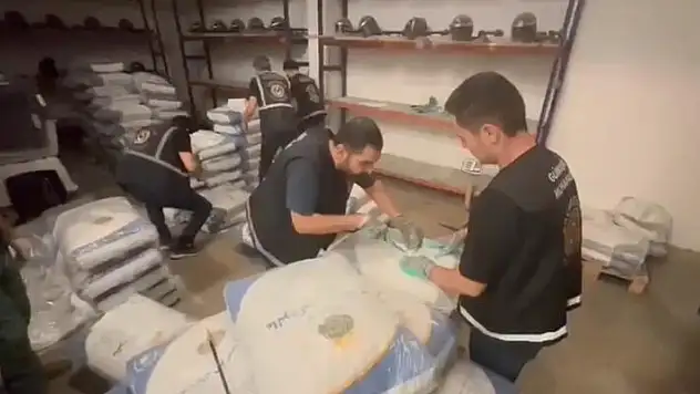 Sınırda operasyon! İran'dan Türkiye'ye giren tırda 153 kg eroin yakalandı