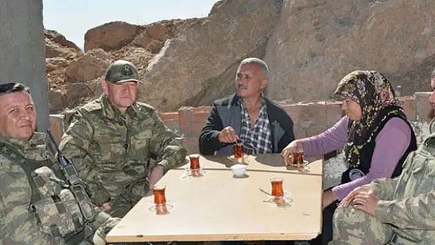 Sınırın sıfır noktasında duygusal anlar! Nöbet tutan asker...