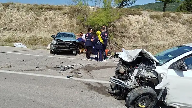 Sinop'ta iki otomobil çarpıştı: 1 ölü, 5 yaralı
