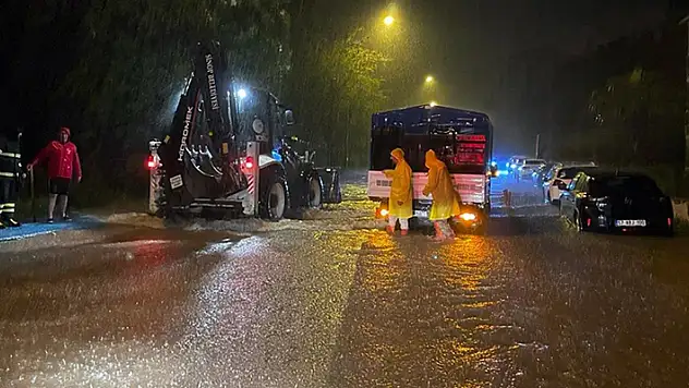 Sinop'ta sağanak su baskınlarına neden oldu
