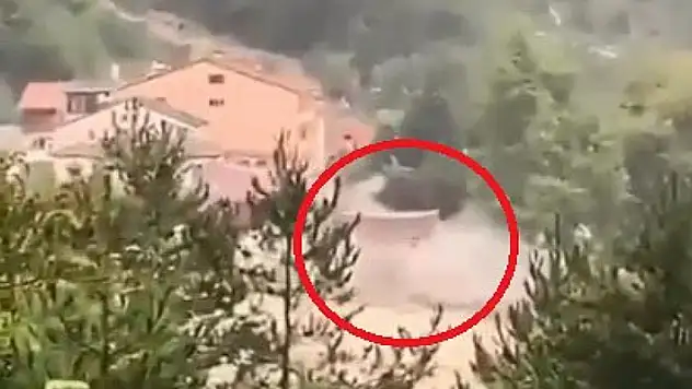 Sinop'ta selin yıktığı ev kamerada... Çatıda mahsur kalanlar böyle yardım istedi
