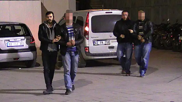 Sinyal kesiciyle otomobilden para çalan hırsızlar Konya'da yakalandı