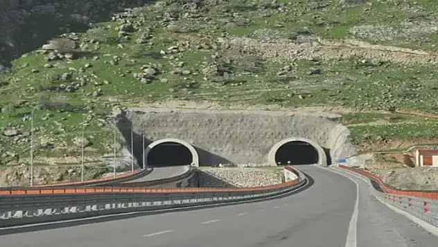 Şırnak-Cizre yolu trafiğe kapatıldı
